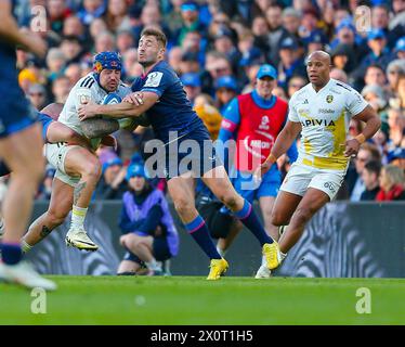 Aviva Stadium, Dublin, Irland. April 2024. Investec Champions Cup Rugby, Leinster gegen La Rochelle; Jack Nowell von La Rochelle wird gepackt Credit: Action Plus Sports/Alamy Live News Stockfoto