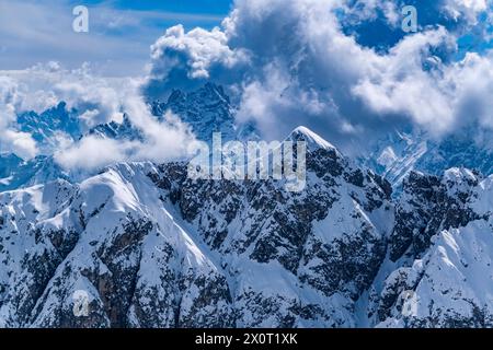 Schneebedeckte alpine Dolomitenlandschaft im Winter, Gipfel teilweise von Wolken bedeckt, vom Monte Campedele aus gesehen. Misurina Veneto Italien FB 2024 1122 Stockfoto