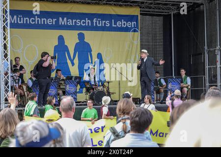 13.04.2024, Marsch für das Leben 2024, München: Zum erzkonservativen, in Teilen fundamentalistisch geprägten sog. Marsch für das Leben ging in München um 3,000 Abtreibungsgegnerinnen und Abtreibungsgegner auf die Straße. Mehrfach kam es zu Gegenprotesten. Bayern Deutschland Marsch für das Leben 2024-19 *** 13 04 2024, März für das Leben 2024, München rund 3.000 Anti-Abtreibung-Demonstranten gingen in München auf die Straße für den erzkonservativen, teils fundamentalistischen sogenannten Marsch für das Leben es gab mehrere Gegenproteste Bayern Deutschland Marsch für das Leben 2024 19 Stockfoto