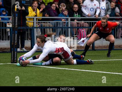 Edinburgh, Großbritannien. April 2024. Die Women's Six Nations Championship – Scotland gegen England England Wing, Abby Dow, überspringt in der 11. Minute, als Schottland in der womenÕs 6 Nations Championship 2024 im Hive Stadion in Edinburgh gegen England antritt. Quelle: Ian Jacobs/Alamy Live News Stockfoto