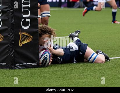 Edinburgh, Großbritannien. April 2024. Die Women's Six Nations Championship - Scotland gegen England England Fullback, Ellie Kildunne, überspringt in der 11-Stunden-Minute, als Schottland in der womenÕs 6 Nations Championship 2024 im Hive-Stadion in Edinburgh gegen England antritt. Quelle: Ian Jacobs/Alamy Live News Stockfoto