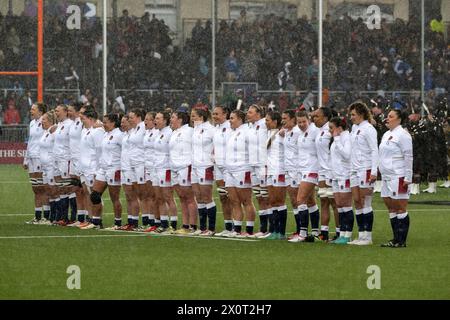 Edinburgh, Großbritannien. April 2024. Women's Six Nations Championship – Schottland gegen England die Teams stehen bei sintflutartigen Regenfällen auf, um die Nationalhymnen womenÕs zu singen, während Schottland 2024 im Hive-Stadion in Edinburgh gegen England antritt. Quelle: Ian Jacobs/Alamy Live News Stockfoto