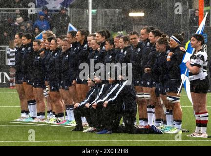 Edinburgh, Großbritannien. April 2024. Women's Six Nations Championship – Schottland gegen England die Teams stehen bei sintflutartigen Regenfällen auf, um die Nationalhymnen womenÕs zu singen, während Schottland 2024 im Hive-Stadion in Edinburgh gegen England antritt. Quelle: Ian Jacobs/Alamy Live News Stockfoto