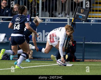 Edinburgh, Großbritannien. April 2024. Die Women's Six Nations Championship - Scotland gegen England England Fullback, Ellie Kildunne, überspringt in der 64. Minute, als Schottland in der womenÕs 6 Nations Championship 2024 im Hive Stadion in Edinburgh gegen England antritt. Quelle: Ian Jacobs/Alamy Live News Stockfoto