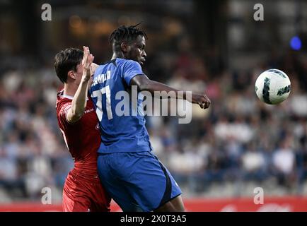 Denderleeuw, Belgien. April 2024. Bruny Nsimba von Dender sieht den Ball während eines Fußballspiels zwischen Dender EH und SV Zulte Waregem am Samstag, den 13. April 2024 in Denderleeuw, am 29/30. Tag der zweiten Liga der Challenger Pro League 2023-2024 der belgischen Meisterschaft. BELGA FOTO JOHN THYS Credit: Belga News Agency/Alamy Live News Stockfoto