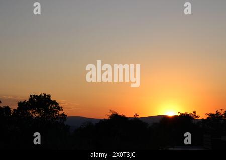 Wunderschöner afrikanischer Sonnenuntergang im Lowveld Mpumalanga. Goldene Farbtöne und afrikanischer Himmel: Erkunden Sie den Zauber des Sonnenuntergangs im Herzen Afrikas Stockfoto