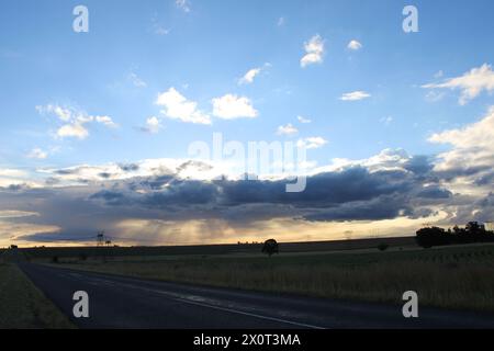 Wunderschöner afrikanischer Sonnenuntergang im Lowveld Mpumalanga. Goldene Farbtöne und afrikanischer Himmel: Erkunden Sie den Zauber des Sonnenuntergangs im Herzen Afrikas Stockfoto