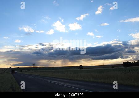 Wunderschöner afrikanischer Sonnenuntergang im Lowveld Mpumalanga. Goldene Farbtöne und afrikanischer Himmel: Erkunden Sie den Zauber des Sonnenuntergangs im Herzen Afrikas Stockfoto