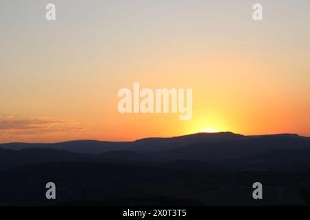 Wunderschöner afrikanischer Sonnenuntergang im Lowveld Mpumalanga. Goldene Farbtöne und afrikanischer Himmel: Erkunden Sie den Zauber des Sonnenuntergangs im Herzen Afrikas Stockfoto