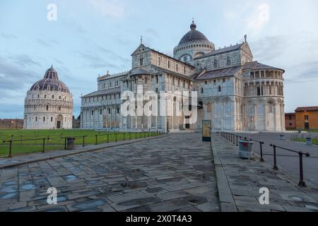 Pisa, Italien - 29. Juni 2023. Kathedrale außen mit Taufhaus, frühmorgendliches Licht Stockfoto