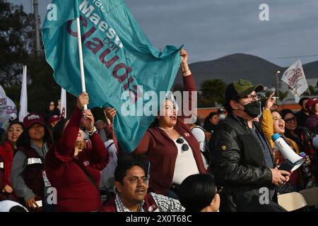 Tijuana, Baja California, Mexiko. April 2024. Unterstützer der Morena-Partei bei einer politischen Kundgebung für Claudia Sheinbaum, die führende mexikanische Präsidentschaftskandidatin der Morena-Regierungspartei im Amphitheater El Trompo Interactive Science Museum in Tijuana am Freitag, den 12. April 2024, während ihrer zweitägigen Wahlkampfreise durch Baja California, Mexiko. (Kreditbild: © Carlos A. Moreno/ZUMA Press Wire) NUR REDAKTIONELLE VERWENDUNG! Nicht für kommerzielle ZWECKE! Stockfoto