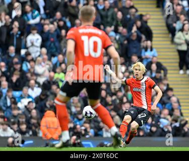 Manchester, Großbritannien. April 2024. Daiki Hashioka aus Luton Town hat den Ball während des Premier League-Spiels Manchester City gegen Luton Town im Etihad Stadium, Manchester, Vereinigtes Königreich, 13. April 2024 (Foto: Cody Froggatt/News Images) in Manchester, Vereinigtes Königreich, am 13. April 2024. (Foto: Cody Froggatt/News Images/SIPA USA) Credit: SIPA USA/Alamy Live News Stockfoto