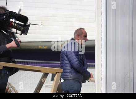 Fernsehmoderator Kevin McCloud von der Grand Designs-Sendung besucht ein Hausboot in Shoreham by Sea West Sussex Stockfoto