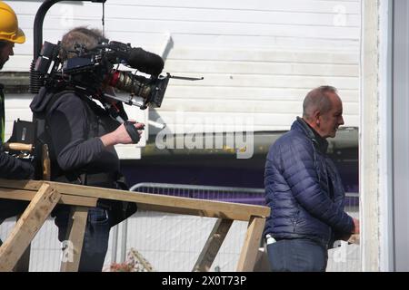 Fernsehmoderator Kevin McCloud von der Grand Designs-Sendung besucht ein Hausboot in Shoreham by Sea West Sussex Stockfoto