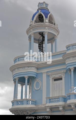 181 Turm-Aussichtspunkt an der südwestlichen Ecke des 1918 n. Chr. im eklektischen Stil erbauten ehemaligen Ferrer-Palais, heute Kunstmuseum. Cienfuegos-Kuba. Stockfoto