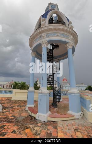 184 Turm-Aussichtspunkt an der südwestlichen Ecke des 1918 n. Chr. im eklektischen Stil erbauten ehemaligen Ferrer-Palais, heute Kunstmuseum. Cienfuegos-Kuba. Stockfoto