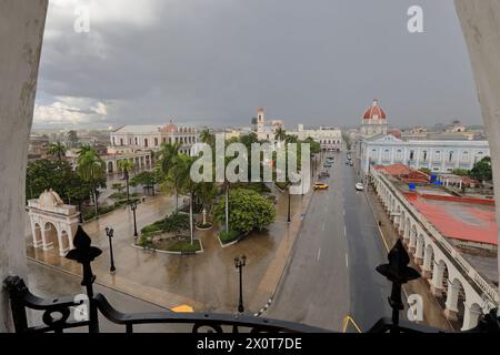 185 Blick vom Kunstmuseum auf der Dachterrasse entlang der San Fernando Street über den Jose Marti Platz bis zur Purisima Concepcion Kathedrale. Cienfuegos-Kuba. Stockfoto