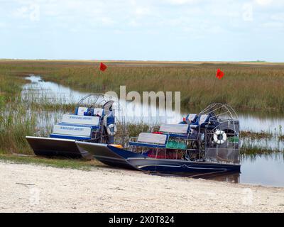 Miami, Florida, Vereinigte Staaten - 16. März 2024: Flugboote für Everglades-Touren an einem Ufer des Wildtierbewirtschaftungsgebiets. Stockfoto