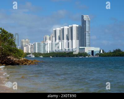 Miami, Florida, USA - 27. Januar 2024: Haulover Park Marina und das Gebäude der Sunny Isles vom Oleta River State Park aus gesehen. Stockfoto