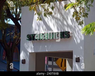 Miami, Florida, USA - 6. April 2024: Starbucks-Geschäft in der beliebten Ecke von CocoWalk, Coconut Grove. Stockfoto