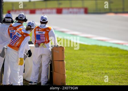 Austin, Usa . April 2024. Track Crew während der Qualifikationsrunde auf dem Circuit of the Americas vor dem Red Bull Gran Prix in Austin, Texas am 13. April 2024. (Foto: Stephanie Tacy/SIPA USA) Credit: SIPA USA/Alamy Live News Stockfoto