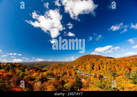 Berg Hachimantai, Herbstlaub, Hachimantai Aspitlinie (Bergstraße), Kazuno Stadt, Akita, Japan, Ostasien, Asien Stockfoto