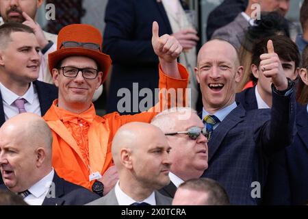 13. April 2024; Aintree Racecourse, Aintree, Merseyside, England: 2024 Grand National Festival Day 3; Rennbesucher genießen das Rennen vom Stand aus Stockfoto