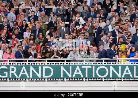 13. April 2024; Aintree Racecourse, Aintree, Merseyside, England: 2024 Grand National Festival Day 3; Ein allgemeiner Überblick über die Menschenmassen auf der Aintree Racecourse Stockfoto