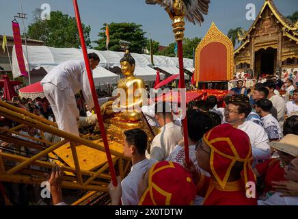 Chiang Mai, Thailand. April 2024. Thailändische in traditionellen Kostümen, die während der Prozession der Phra Buddha Sihing Buddha Statue zu den Songkran Feiern im Wat Phra Singh Woramahaviharn Tempel zu sehen waren. Das festliche Songkran ist auch bekannt als das Wasserfest, das am traditionellen thailändischen Neujahrstag jedes Jahr am 13. April gefeiert wird, indem Wasser gespritzt und Pulver auf die Gesichter geworfen wird, als symbolisches Zeichen für die Reinigung und das Abwaschen der Sünden aus dem vergangenen Jahr. (Credit Image: © Pongmanat Tasiri/SOPA Images via ZUMA Press Wire) NUR REDAKTIONELLE VERWENDUNG! Nicht für kommerzielle ZWECKE! Stockfoto