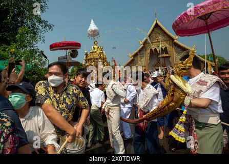 Chiang Mai, Thailand. April 2024. Thailändische in traditionellen Kostümen, die während der Prozession der Phra Buddha Sihing Buddha Statue zu den Songkran Feiern im Wat Phra Singh Woramahaviharn Tempel zu sehen waren. Das festliche Songkran ist auch bekannt als das Wasserfest, das am traditionellen thailändischen Neujahrstag jedes Jahr am 13. April gefeiert wird, indem Wasser gespritzt und Pulver auf die Gesichter geworfen wird, als symbolisches Zeichen für die Reinigung und das Abwaschen der Sünden aus dem vergangenen Jahr. (Foto: Pongmanat Tasiri/SOPA Images/SIPA USA) Credit: SIPA USA/Alamy Live News Stockfoto