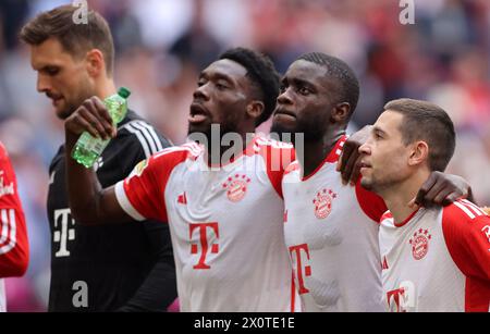 Dayot Upamecano vom FC Bayern München Raphael Guerreiro von Bayern MÜNCHEN MÜNCHEN, DEUTSCHLAND: Bundesliga-Spiel zwischen FC Bayern MŸnchen und 1. APRIL. FC Kšln in der Allianz Arena am 13. April 2024 in München. FC Bayern München - 1 FC Kšln Fussball 1 . Bundesliga Saison 2023 / 2024 © diebilderwelt / Alamy Stock Stockfoto