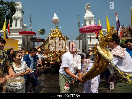 Chiang Mai, Thailand. April 2024. Thailändische in traditionellen Kostümen, die während der Prozession der Phra Buddha Sihing Buddha Statue zu den Songkran Feiern im Wat Phra Singh Woramahaviharn Tempel zu sehen waren. Das festliche Songkran ist auch bekannt als das Wasserfest, das am traditionellen thailändischen Neujahrstag jedes Jahr am 13. April gefeiert wird, indem Wasser gespritzt und Pulver auf die Gesichter geworfen wird, als symbolisches Zeichen für die Reinigung und das Abwaschen der Sünden aus dem vergangenen Jahr. (Credit Image: © Pongmanat Tasiri/SOPA Images via ZUMA Press Wire) NUR REDAKTIONELLE VERWENDUNG! Nicht für kommerzielle ZWECKE! Stockfoto