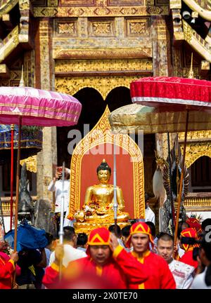 Chiang Mai, Thailand. April 2024. Thailändische in traditionellen Kostümen, die während der Prozession der Phra Buddha Sihing Buddha Statue zu den Songkran Feiern im Wat Phra Singh Woramahaviharn Tempel zu sehen waren. Das festliche Songkran ist auch bekannt als das Wasserfest, das am traditionellen thailändischen Neujahrstag jedes Jahr am 13. April gefeiert wird, indem Wasser gespritzt und Pulver auf die Gesichter geworfen wird, als symbolisches Zeichen für die Reinigung und das Abwaschen der Sünden aus dem vergangenen Jahr. (Credit Image: © Pongmanat Tasiri/SOPA Images via ZUMA Press Wire) NUR REDAKTIONELLE VERWENDUNG! Nicht für kommerzielle ZWECKE! Stockfoto