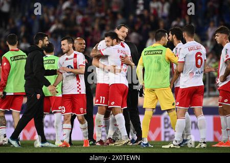 Bologna, Italien. April 2024. Monzas Milan Duric und Monzas Pedro Pereira am Ende des Spiels während der Serie A Tim zwischen Bologna und Monza - Serie A TIM im Renato Dall'Ara Stadion - Sport, Fußball - Bologna, Italien - Samstag, 13. April 2024 (Foto: Massimo Paolone/LaPresse) Credit: LaPresse/Alamy Live News Stockfoto