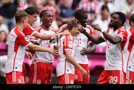 Raphael Guerreiro von Bayern München jubelt über sein Tor zum 1:0 MÜNCHEN, DEUTSCHLAND - 13. APRIL: Bundesliga-Spiel zwischen FC Bayern München und 1. FC Köln in der Allianz Arena am 13. April 2024 in München. FC Bayern München - 1 FC Köln Fussball 1 . Bundesliga Saison 2023 / 2024 © diebilderwelt / Alamy Stock Stockfoto