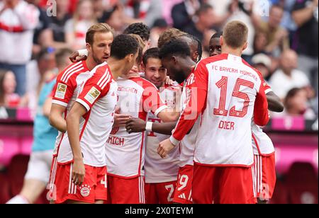 Raphael Guerreiro von Bayern München jubelt über sein Tor zum 1:0 MÜNCHEN, DEUTSCHLAND - 13. APRIL: Bundesliga-Spiel zwischen FC Bayern München und 1. FC Köln in der Allianz Arena am 13. April 2024 in München. FC Bayern München - 1 FC Köln Fussball 1 . Bundesliga Saison 2023 / 2024 © diebilderwelt / Alamy Stock Stockfoto