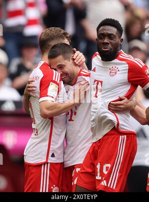 Raphael Guerreiro von Bayern München jubelt über sein Tor zum 1:0 MÜNCHEN, DEUTSCHLAND - 13. APRIL: Bundesliga-Spiel zwischen FC Bayern München und 1. FC Köln in der Allianz Arena am 13. April 2024 in München. FC Bayern München - 1 FC Köln Fussball 1 . Bundesliga Saison 2023 / 2024 © diebilderwelt / Alamy Stock Stockfoto