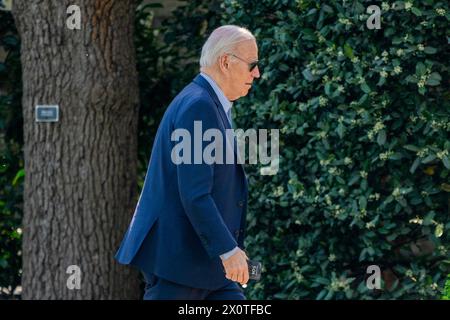 US-Präsident Joe Biden geht von seiner Autokolonne im Weißen Haus in Washington, DC, USA zum Oval Office. April 2024. Präsident Biden ist einen Tag früher nach Washington zurückgekehrt, um sich mit seinem nationalen Sicherheitsteam über den laufenden iranischen Angriff gegen Israel zu beraten. Quelle: Abaca Press/Alamy Live News Stockfoto