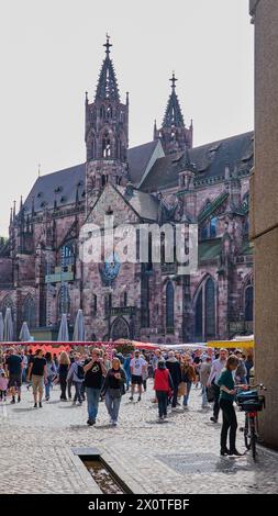 Leute, die auf dem Marktplatz vor dem Freiburger Münster einkaufen Stockfoto