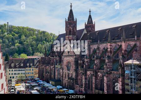 Leute einkaufen auf dem Marktplatz vor dem Freiburger Münster, Hochwinkelblick Stockfoto