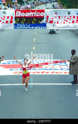 Joan Benoit gewinnt 1985 den Chicago Marathon Stockfoto