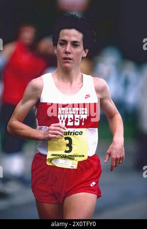 Joan Benoit gewinnt den Chicago Marathon 1985, der bei der 25-Meilen-Marke gezeigt wird. Stockfoto