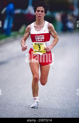 Joan Benoit gewinnt den Chicago Marathon 1985, der bei der 25-Meilen-Marke gezeigt wird. Stockfoto