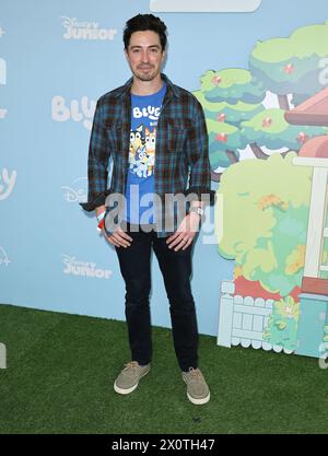 Burbank, USA. April 2024. Ben Feldman kommt am Samstag, den 12. April 2024, zur Bluey the Sign Premiere Party in den Walt Disney Studios in Burbank, KALIFORNIEN. (Foto: Juan Pablo Rico/SIPA USA) Credit: SIPA USA/Alamy Live News Stockfoto