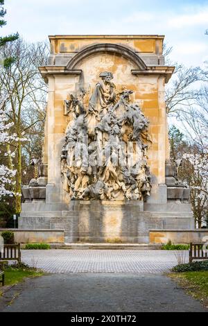 Princeton, NJ, USA - 04-06-2024: Schöner Blick auf das Princeton Battle Monument mit blühenden weißen Bäumen im Frühjahr Stockfoto