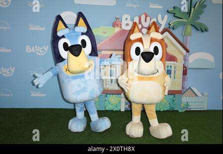 Burbank, USA. April 2024. Bluey kommt am Samstag, den 12. April 2024, auf der Bluey the Sign Premiere Party in den Walt Disney Studios in Burbank, KALIFORNIEN an. (Foto: Juan Pablo Rico/SIPA USA) Credit: SIPA USA/Alamy Live News Stockfoto