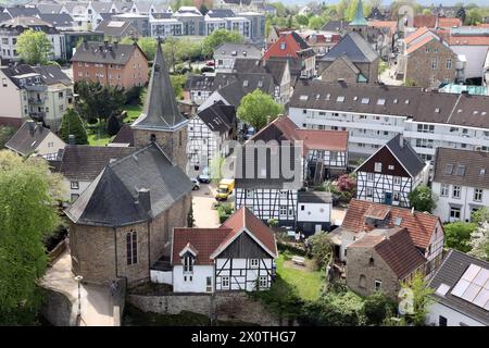 Geschichte im Ruhrgebiet Blick auf den Ort Blankenstein, auf die Auenlandschaft im Ruhrtal. Der Ort liegt unmittelbar am Südufer der Ruhr, gegenüber der Stadt Bochum und hat eine bewegte Geschichte. Hattingen Nordrhein-Westfalen Deutschland Blankenstein *** Geschichte im Ruhrgebiet Blick auf das Dorf Blankenstein, auf die Auenlandschaft im Ruhrtal das Dorf liegt direkt am Südufer des Ruhrgebiets, gegenüber der Stadt Bochum und hat eine bewegte Geschichte Hattingen Nordrhein-Westfalen Deutschland Blankenstein Stockfoto