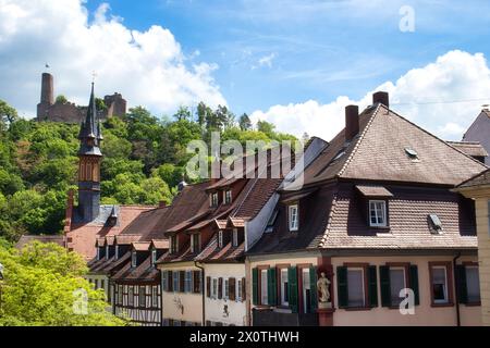 Weinheim, Deutschland - 19. Mai 2021: Gebäudereihe auf dem Marktplatz von Weinheim, Deutschland mit einer Burg auf einem Hügel im Hintergrund. Stockfoto