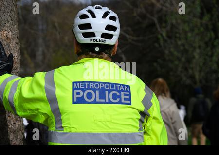 London, Großbritannien - 24. März 2024; London Metropolitan Police Fahrradbüro von hinten in einer gut sichtbaren Jacke Stockfoto