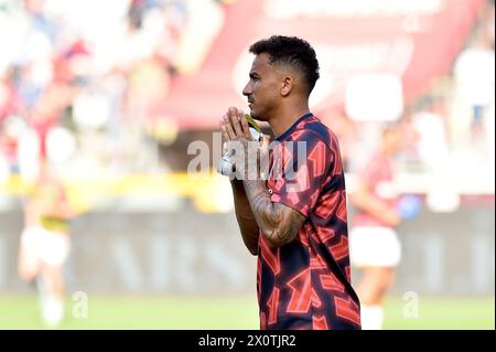 Turin, Italien. April 2024. Danilo von Juventus FC wärmt sich während des Spiels der Serie A 2023/24 zwischen Turin FC und Juventus FC im Olimpico Grande Torino Stadium am 13. April 2024 in Turin, Italien - ph Giuliano Marchisciano während des Spiels Turin FC gegen Juventus FC, italienisches Fußball-Spiel der Serie A in Turin, Italien, 13. April 2024 Credit: Independent Photo Agency/Alamy Live News Stockfoto